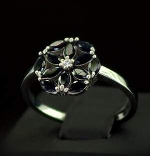 Срібна каблучка 925 проби 2,32 г з шрі-ланкійськими Сапфірами АААА та фіанітом 1,37 карат Срібна каблучка 925 проби 2,32 г з шрі-ланкійськими Сапфірами АААА та фіанітом 1,37 карат