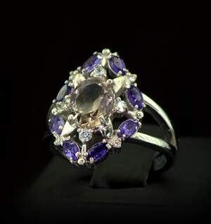 Срібна каблучка 925 проби 5,53 г з болівійським Аметрином, бразильськими аметистами та фіанітами 3,37 карат Срібна каблучка 925 проби 5,53 г з болівійським Аметрином, бразильськими аметистами та фіанітами 3,37 карат