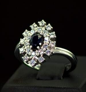 Срібна каблучка 925 проби 4,01 г з шрі-ланкійськими Сапфіром АААА та фіанітами 1,92 карат Срібна каблучка 925 проби 4,01 г з шрі-ланкійськими Сапфіром АААА та фіанітами 1,92 карат