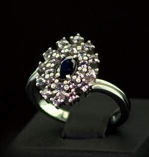 Срібна каблучка 925 проби 3,94 г з шрі-ланкійськими Сапфіром АААА та нано олександритами 1,67 карат Срібна каблучка 925 проби 3,94 г з шрі-ланкійськими Сапфіром АААА та нано олександритами 1,67 карат