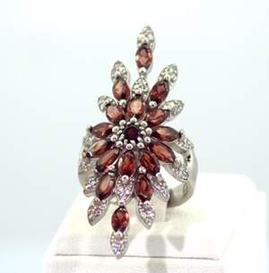 Срібна каблучка 925 проби 9,24 г з Гранатами та фіанітами 6,17 карат Срібна каблучка 925 проби 9,24 г з Гранатами та фіанітами 6,17 карат