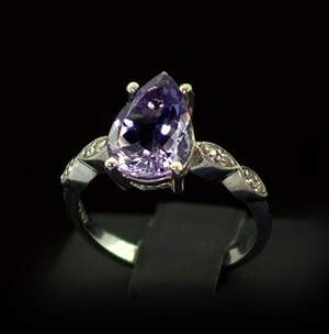 Срібна каблучка 925 проби 3,47 г з бразильським Аметистом та фіанітами 3,68 карат Срібна каблучка 925 проби 3,47 г з бразильським Аметистом та фіанітами 3,68 карат