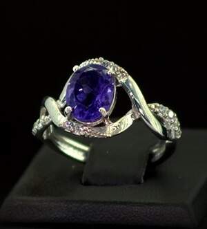 Срібна каблучка 925 проби 2,91 г з бразильським Аметистом та фіанітами 1,85 карат Срібна каблучка 925 проби 2,91 г з бразильським Аметистом та фіанітами 1,85 карат