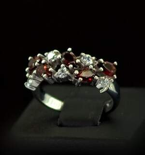 Срібна каблучка 925 проби 2,96 г з чеськими Гранатами та фіанітами 1,93 карат