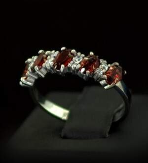 Срібна каблучка 925 проби 2,23 г з чеськими Гранатами та фіанітами 1,6 карат