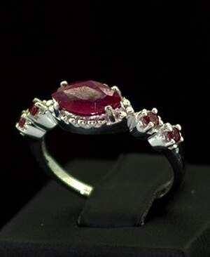 Срібна каблучка 925 проби 3,28 г з африканськими Роял рубінами класу AAAA 1,59 карат