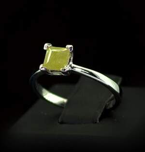 Срібна каблучка 925 проби 2,44 г з норвезьким Сфеном класу АААА 0,87 карат Срібна каблучка 925 проби 2,44 г з норвезьким Сфеном класу АААА 0,87 карат