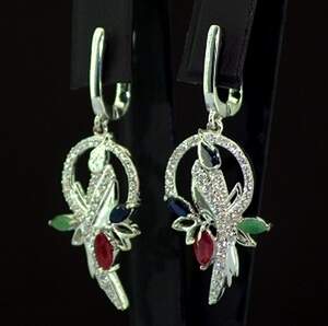 Срібні сережки 925 проби 6,74 г з блакитними шрі-ланкійськими Сапфірами класу АААА, бразильськими Смарагдами класу АААА,африканськими Роял рубінами класу А Срібні сережки 925 проби 6,74 г з блакитними шрі-ланкійськими Сапфірами класу АААА, бразильськими Смарагдами класу АААА,африканськими Роял рубінами класу А
