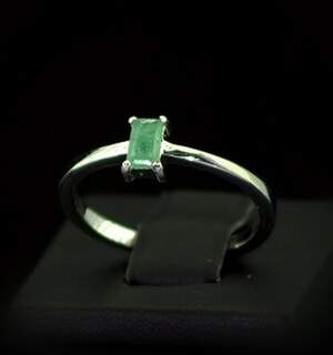 Срібна каблучка 925 проби 1,88 г з бразильським Смарагдом класу АААА 0,25 карат Срібна каблучка 925 проби 1,88 г з бразильським Смарагдом класу АААА 0,25 карат