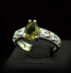 Серебряное кольцо 925 пробы 3,77 г с турецким Султанітом класса АААА и цирконами 1,41 карат