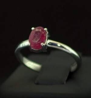 Серебряное кольцо 925 пробы 1,85 г с Рубіном класса АААА 0,7 карат