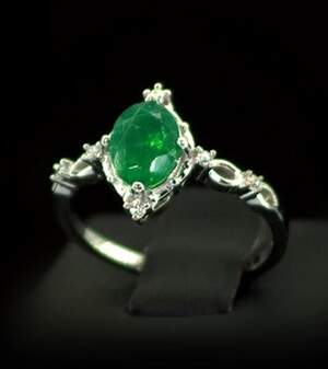 Серебряное кольцо 925 пробы 2,14 г с зеленым эфиопским Опалом класса АААА и топазами со США 1,37 карат Серебряное кольцо 925 пробы 2,14 г с зеленым эфиопским Опалом класса АААА и топазами со США 1,37 карат
