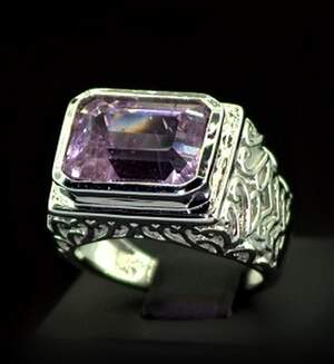 Серебряное кольцо 925 пробы 12,63 г с калифорнийским Кунцитом 7,38 карат Серебряное кольцо 925 пробы 12,63 г с калифорнийским Кунцитом 7,38 карат