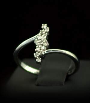 Серебряное кольцо 925 пробы 1,84 г с африканскими Діамантами VVS1 0.28 карат Серебряное кольцо 925 пробы 1,84 г с африканскими Діамантами VVS1 0.28 карат