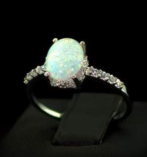 Серебряное кольцо 925 пробы 1,61 г с белым гідротермальним Опалом и цирконами 1,11 карат