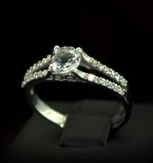 Серебряное кольцо 925 пробы 2,19 г с бразильским Морганітом и фианитами 1,16 карат