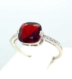 Серебряное кольцо 925 пробы 1,92 г с мозамбикским Гранатом и цирконами 2,6 карат Серебряное кольцо 925 пробы 1,92 г с мозамбикским Гранатом и цирконами 2,6 карат