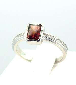 Серебряное кольцо 925 пробы 2,59 г с мозамбикским Гранатом и цирконами 1,48 карат Серебряное кольцо 925 пробы 2,59 г с мозамбикским Гранатом и цирконами 1,48 карат