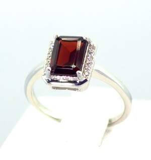 Серебряное кольцо 925 пробы 2,56 г с мозамбикским Гранатом и цирконами 1,88 карат Серебряное кольцо 925 пробы 2,56 г с мозамбикским Гранатом и цирконами 1,88 карат