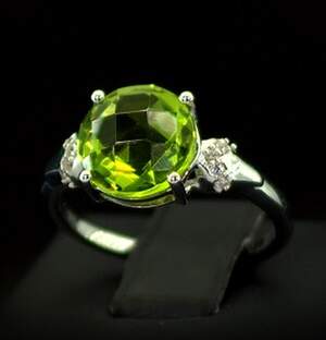 Серебряное кольцо 925 пробы 3,21 г с египетским Хризолітом и цирконами 4,09 карат Серебряное кольцо 925 пробы 3,21 г с египетским Хризолітом и цирконами 4,09 карат