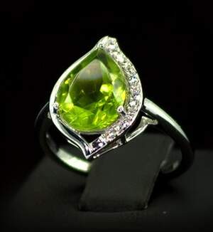 Серебряное кольцо 925 пробы 3,49 г с египетским Хризолітом и цирконами 4,16 карат Серебряное кольцо 925 пробы 3,49 г с египетским Хризолітом и цирконами 4,16 карат