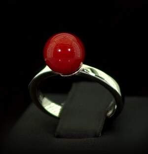 Серебряное кольцо 925 пробы 2,84 г с красным Коралом 1,22 карат Серебряное кольцо 925 пробы 2,84 г с красным Коралом 1,22 карат