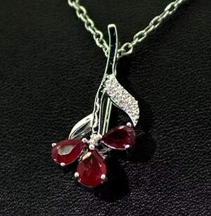 Серебряная брошь 925 пробы 3,04 г с розовыми кенийскими Рубінами класса АААА и цирконами 2,37 карат Серебряная брошь 925 пробы 3,04 г с розовыми кенийскими Рубінами класса АААА и цирконами 2,37 карат
