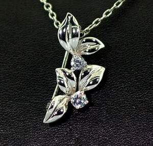 Серебряная брошь 925 пробы 3,15 г с цирконами 2,2 карат
