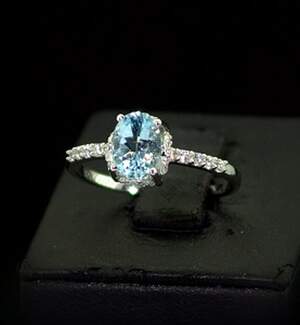 Серебряное кольцо 925 пробы 1,92 г с голубым Топазом и цирконами 1,85 карат