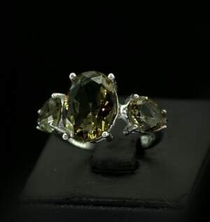 Срібна каблучка 925 проби 4,87 г з турецькими Султанітами класу АААА 5,95 карат Срібна каблучка 925 проби 4,87 г з турецькими Султанітами класу АААА 5,95 карат