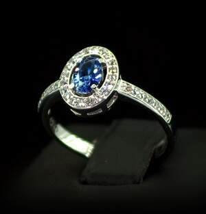 Серебряное кольцо 925 пробы 2,3 г с голубым та белыми Фианитами 1,05 карат Серебряное кольцо 925 пробы 2,3 г с голубым та белыми Фианитами 1,05 карат