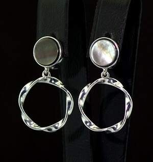 Серебряные серьги 925 пробы 4,28 г с черным Перламутром 2,6 карат Серебряные серьги 925 пробы 4,28 г с черным Перламутром 2,6 карат