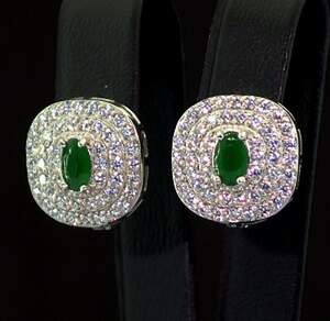 Серебряные серьги 925 пробы 5,37 г с зелеными та белыми Фианитами 4,3 карат Серебряные серьги 925 пробы 5,37 г с зелеными та белыми Фианитами 4,3 карат