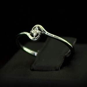 Серебряное кольцо 925 пробы 0,81 г с Фианитами 0,05 карат Серебряное кольцо 925 пробы 0,81 г с Фианитами 0,05 карат