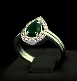 Серебряное кольцо 925 пробы 2,9 г с зеленым Агатом и фианитами 3,85 карат Серебряное кольцо 925 пробы 2,9 г с зеленым Агатом и фианитами 3,85 карат