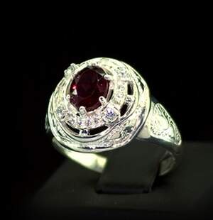 Серебряное кольцо 925 пробы 5 г с Родолетом и цирконами 1,84 карат Серебряное кольцо 925 пробы 5 г с Родолетом и цирконами 1,84 карат