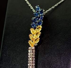 Брошка в позолоте з желтыми, синими та белыми фианитами