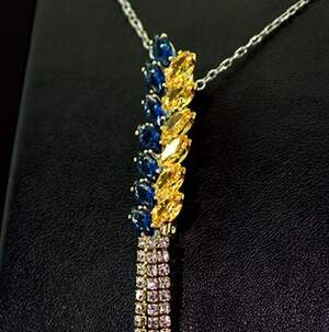 Брошка в позолоте з желтыми, синими та белыми фианитами Брошка в позолоте з желтыми, синими та белыми фианитами