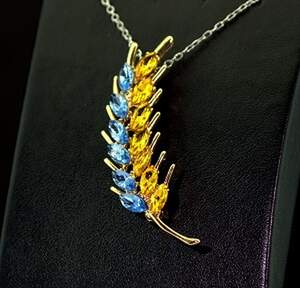 Брошка в позолоте з жовто-голубыми фианитами Брошка в позолоте з жовто-голубыми фианитами