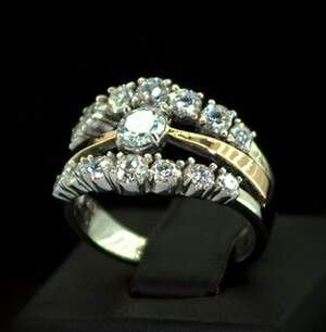 Серебряное кольцо 925 пробы с позолотой 375 пробы 5,06 г с белыми Фианитами 3,45 карат Серебряное кольцо 925 пробы с позолотой 375 пробы 5,06 г с белыми Фианитами 3,45 карат