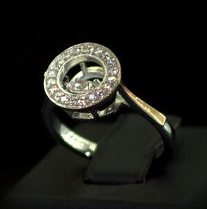 Серебряное кольцо 925 пробы с позолотой 375 пробы 2,91 г с белыми Фианитами 0,8 карат Серебряное кольцо 925 пробы с позолотой 375 пробы 2,91 г с белыми Фианитами 0,8 карат