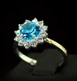 Серебряное кольцо 925 пробы с позолотой 375 пробы 4,91 г с голубым та белыми Фианитами 5 карат Серебряное кольцо 925 пробы с позолотой 375 пробы 4,91 г с голубым та белыми Фианитами 5 карат