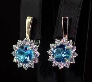 Серебряные серьги 925 пробы с позолотой 375 пробы 8,16 г с голубыми та белыми Фианитами 10 карат Серебряные серьги 925 пробы с позолотой 375 пробы 8,16 г с голубыми та белыми Фианитами 10 карат