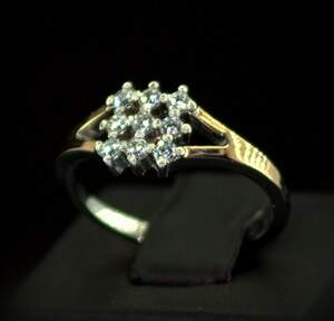 Серебряное кольцо 925 пробы с позолотой 375 пробы 2,42 г с белыми Фианитами 0,55 карат Серебряное кольцо 925 пробы с позолотой 375 пробы 2,42 г с белыми Фианитами 0,55 карат