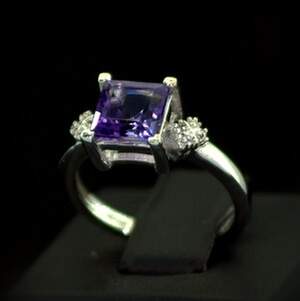 Серебряное кольцо 925 пробы 2,9 гр. с бразильским аметистом и топазами из США 1,61 карат Серебряное кольцо 925 пробы 2,9 гр. с бразильским аметистом и топазами из США 1,61 карат