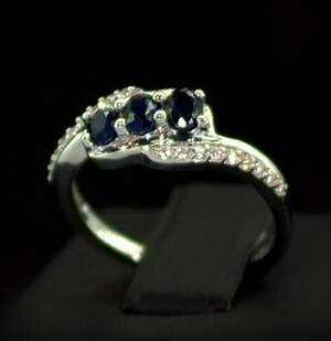 Серебряное кольцо 925 пробы 2,5 гр. с голубыми шри-ланкийскими Сапфирами класса АААА и топазами из США 0,97 карат Серебряное кольцо 925 пробы 2,5 гр. с голубыми шри-ланкийскими Сапфирами класса АААА и топазами из США 0,97 карат