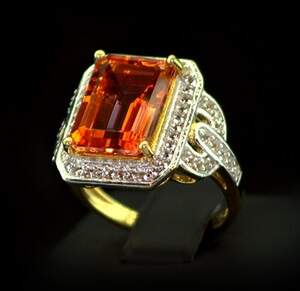 Серебряное кольцо 925 пробы 6,84 гр. с Кварцом Падпараджа и топазами из США 7,86 карат Серебряное кольцо 925 пробы 6,84 гр. с Кварцом Падпараджа и топазами из США 7,86 карат