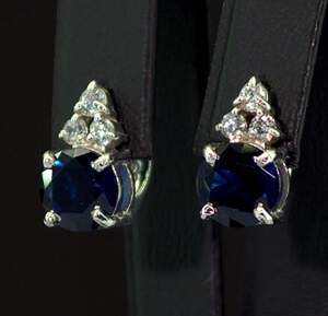 Серебряные серьги 925 пробы 4,57 г с синими та белыми Фианитами 4,15 карат Серебряные серьги 925 пробы 4,57 г с синими та белыми Фианитами 4,15 карат