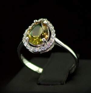 Серебряное кольцо 925 пробы 1,96 г с турецкими Султанітами класса АААА и цирконами 3,2 карат Серебряное кольцо 925 пробы 1,96 г с турецкими Султанітами класса АААА и цирконами 3,2 карат