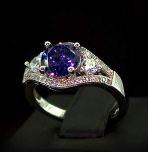 Серебряное кольцо 925 пробы 4,42 г с Аметистом и цирконами 8,1 карат Серебряное кольцо 925 пробы 4,42 г с Аметистом и цирконами 8,1 карат